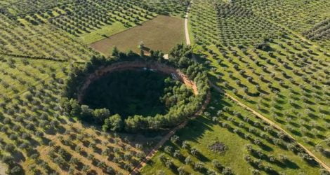 Το ξεχωριστό εκκλησάκι που βρίσκεται μέσα σε κρατήρα (ΒΙΝΤΕΟ)