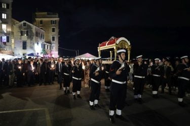 Κέρκυρα: Χιλιάδες κόσμου στην περιφορά των Επιταφίων (ΒΙΝΤΕΟ & ΦΩΤΟ)