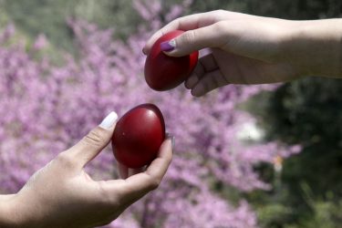 Πάσχα: Γιατί τσουγκρίζουμε τα βαμμένα αυγά