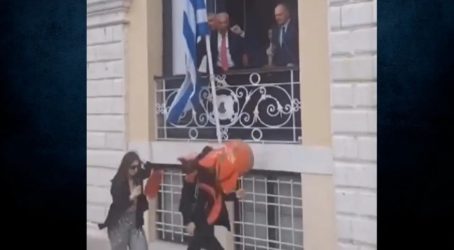 Απίστευτο ατύχημα στην Κέρκυρα: Στο κεφάλι κοπέλας έπεσε ο μπότης του δημαρχείου (ΒΙΝΤΕΟ)