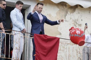 Εντυπωσιακό το έθιμο των μπότηδων στην Κέρκυρα – Κασσελάκης και Τάιλερ τα… έσπασαν (ΒΙΝΤΕΟ & ΦΩΤΟ)