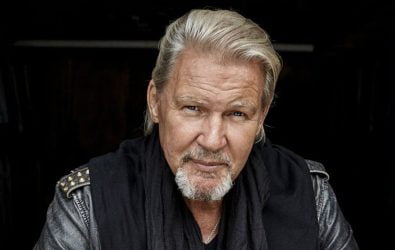 “Μάγεψε” ο θρυλικός Johnny Logan στην σκηνή της Eurovision (ΒΙΝΤΕΟ)