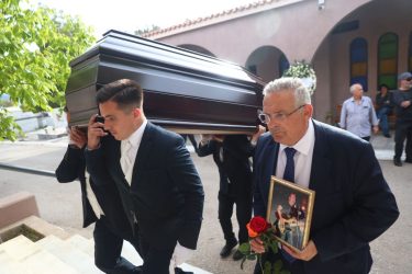 Συγκίνηση στο τελευταίο “αντίο” στον τραγουδιστή Αντώνη Τουρκογιώργη – «Καλό ταξίδι Tony Power» (ΦΩΤΟ)