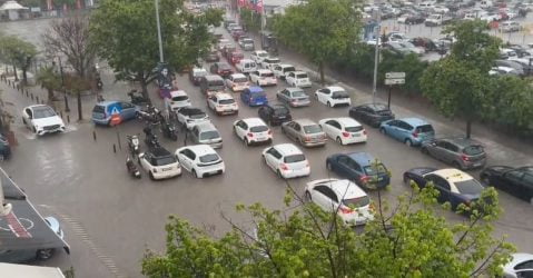Ποτάμια οι δρόμοι στην Θεσσαλονίκη – Στο “κόκκινο” η κίνηση (ΒΙΝΤΕΟ)