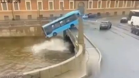 Σοκάρουν τα βίντεο από πτώση λεωφορείου σε ποτάμι στη Ρωσία – 7 νεκροί