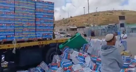 Γάζα: Ισραηλινοί μπλόκαραν φορτηγά με ανθρωπιστική βοήθεια και τα πέταξαν (ΒΙΝΤΕΟ)