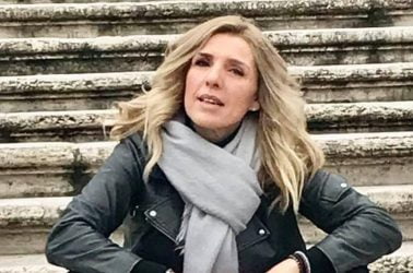 Σοκάρει η Ρένα Κουβελιώτη – «Εχω κακώσεις στον αυχένα από την επίθεση» (ΒΙΝΤΕΟ)