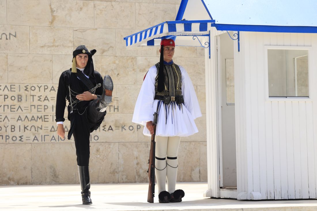 Κατάθεση στεφάνων στο Μνημείο του Αγνώστου Στρατιώτη από την Παμποντιακή Ομοσπονδίας Ελλάδος (ΠΟΕ) και αλλαγή της προεδρικής φρουράς με Πόντιους Εύζωνες για την Ημέρα Μνήμης της Γενοκτονίας των Ελλήνων του Πόντου, Κυριακή 19 Μαΐου 2024.