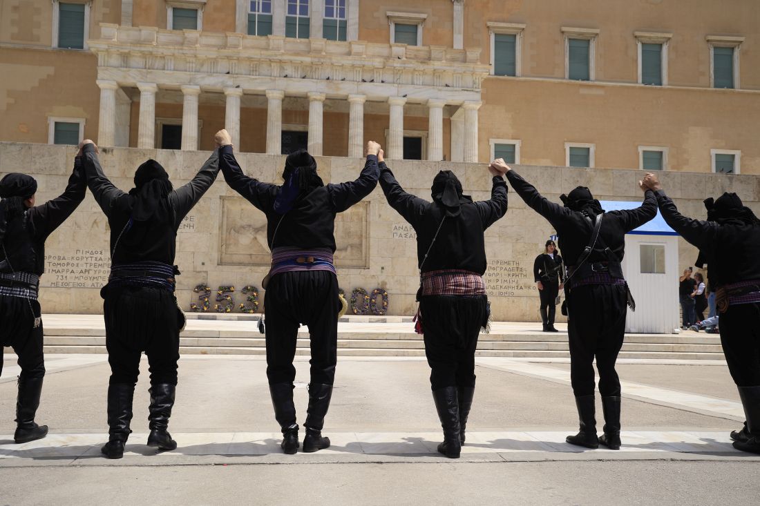 Κατάθεση στεφάνων στο Μνημείο του Αγνώστου Στρατιώτη από την Παμποντιακή Ομοσπονδίας Ελλάδος (ΠΟΕ) και αλλαγή της προεδρικής φρουράς με Πόντιους Εύζωνες για την Ημέρα Μνήμης της Γενοκτονίας των Ελλήνων του Πόντου, Κυριακή 19 Μαΐου 2024.