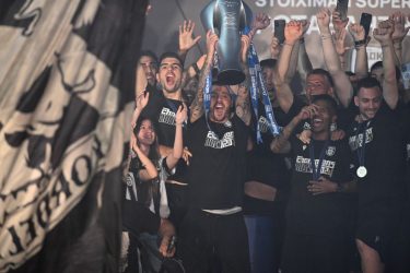 Πρωταθλητής ο ΠΑΟΚ: Αποθέωση στην Τούμπα – Το σήκωσε ο Βιεϊρίνια (BINTEO & ΦΩΤΟ)