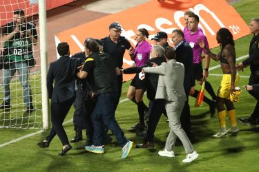 Καρυπίδης και παίκτες εναντίον της Φραπάρ (ΒΙΝΤΕΟ & ΦΩΤΟ)