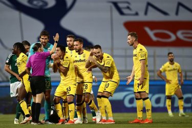 Παναθηναϊκός-Αρης 1-0: Σοκ στο 96΄ για τους “κίτρινους” – Εμεινε με 9 παίκτες (ΒΙΝΤΕΟ)