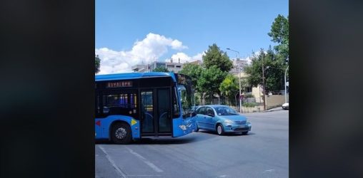 Θεσσαλονίκη: Λεωφορείο του ΟΑΣΘ “έμεινε” στη μέση του δρόμου πάνω σε στροφή (ΒΙΝΤΕΟ)