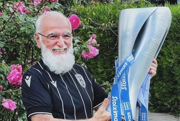 Ο Ιβάν Σαββίδης με το τρόπαιο του πρωταθλητή (ΦΩΤΟ)