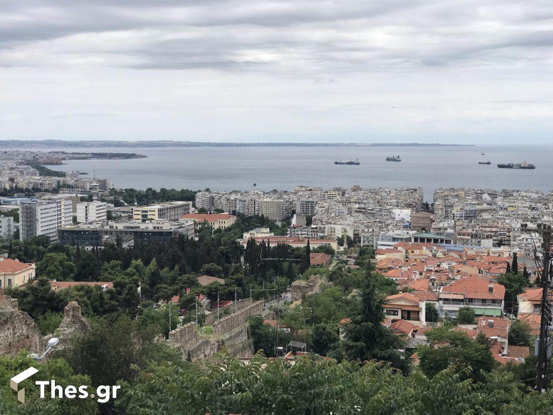 Θεσσαλονίκη θέα από οδό Μαύρης Πέτρας Ανω Πόλη Κάστρα