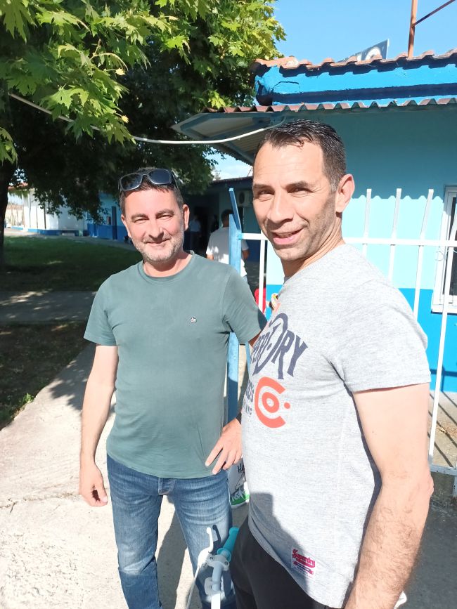 Ο παρατηρητής αγώνα Δημήτρης Σακελλάρης (αριστερά) από την ΕΠΣ Καρδίτσας, με τον παλιό άσσο της Αναγέννησης Καρδίτσας και της Λάρισας και παλιό προπονητή του Αιγινιακού, Νίκο Καρκαλέτση