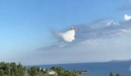 Χαλκιδική: Καναντέρ έριξε τόνους νερού σε ξενοδοχείο προκαλώντας ζημιές (ΒΙΝΤΕΟ)