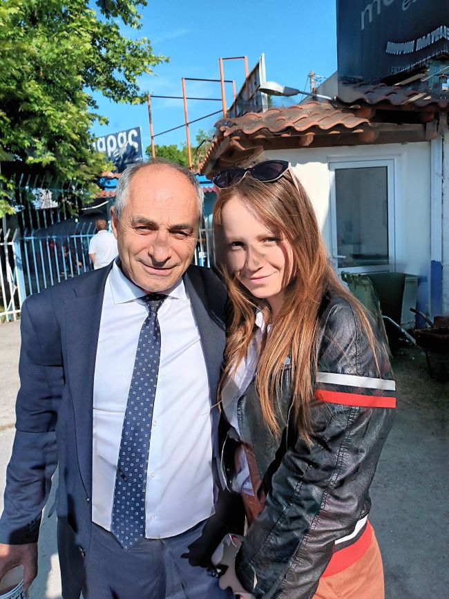 Ο δήμαρχος Πύδνας-Κολινδρού, Χρήστος Κομπατσιάρης, με τη γιατρό του αγώνα, Φιλιώ Σταυρίδου