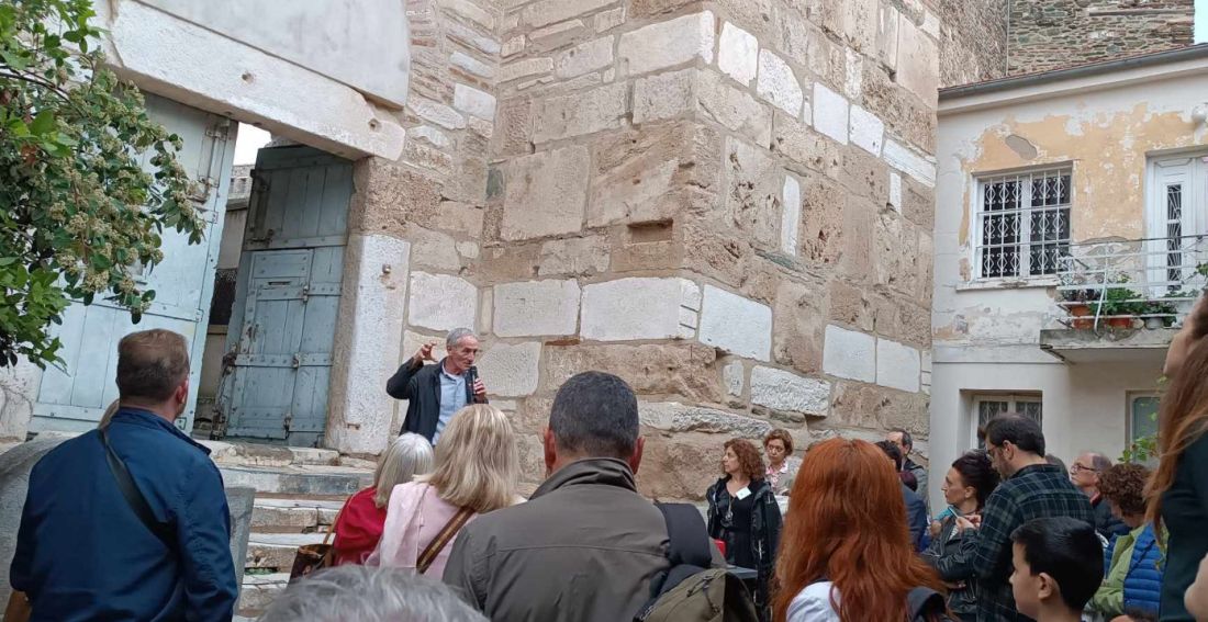 Με μεγάλη επιτυχία εγκαινιάστηκε η εικαστική έκθεση «Και πάνω τους η μνήμη καίει» στο Επταπύργιο