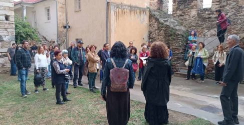 Με μεγάλη επιτυχία εγκαινιάστηκε η εικαστική έκθεση «Και πάνω τους η μνήμη καίει» στο Επταπύργιο (ΦΩΤΟ)