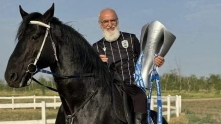 Ιβάν Σαββίδης ΠΑΟΚ κούπα τρόπαιο άλογο φωτογραφία