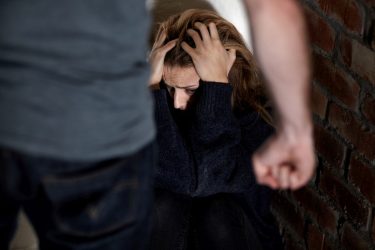 Θεσσαλονίκη: Ξυλοκόπησε την σύντροφό του, συνελήφθη, αφέθηκε ελεύθερος και παραβίασε τα περιοριστικά μέτρα