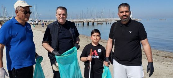 Ο Νίκος Πετρουλάκης με τον φίλο του ΠΑΟΚ, Λέανδρο, σε καθαρισμό ακτής της Καλαμαριάς (ΦΩΤΟ)