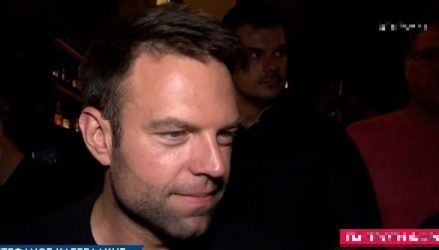 Κασσελάκης: “Τι τρέχει αν ραίνουν με λουλούδια στα μπουζούκια τον πρόεδρο ενός κόμματος;” (ΒΙΝΤΕΟ)