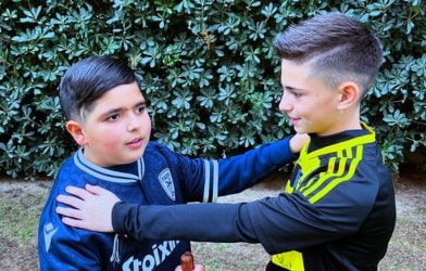 Μήνυμα ενότητας από τον μικρό Λέανδρο και τον φίλο του – «Πρωτάθλημα και κύπελλο στον Πύργο τον Λευκό»