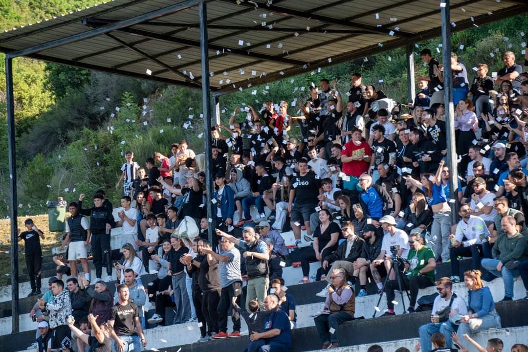 ΠΑΟΚ Σταυρού ομάδα ερασιτεχνικό ποδόσφαιρο κερκίδα κόσμος