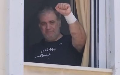 Δημήτρης Σταρόβας: Οι πρώτες εικόνες από το νοσοκομείο – Υψωσε τη γροθιά του συγκινημένος