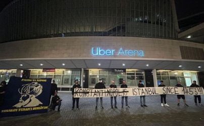 Final Four: Προκλητικό πανό των Τούρκων οπαδών για την Κωνσταντινούπολη έξω από την Uber Arena