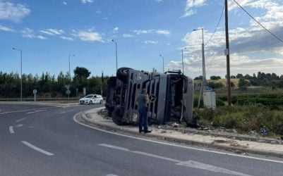 Χαλκιδική: Νταλίκα ανατράπηκε στον κόμβο Κασσανδρείας (ΦΩΤΟ)