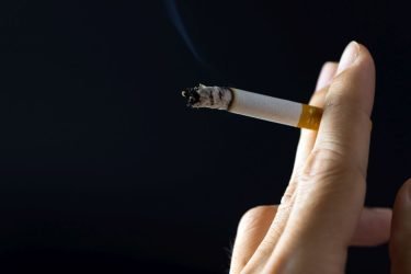 Απαγόρευση καπνίσματος και σε υπαίθριους χώρους – Tι εισηγείται η Κομισιόν