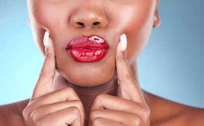 Lip blurring: Η τεχνική στο μακιγιάζ χειλιών για τις ζεστές καλοκαιρινές μέρες