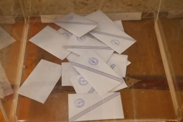Δημοσκόπηση Pulse: Σταθερά στην πρώτη θέση η Νέα Δημοκρατία – Ανησυχία για την προεδρία Τραμπ