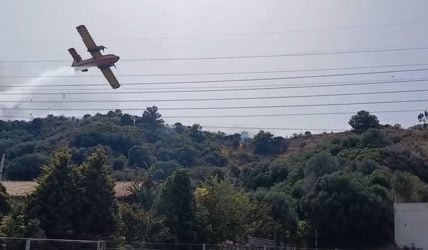 Φωτιά στη Ναυπακτία: Παραλίγο ατύχημα με Canadair – Χτύπησε σε πεύκο κατά τη διάρκεια της κατάσβεσης (ΒΙΝΤΕΟ)