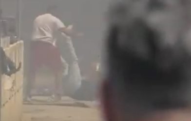 Φωτιά στη Βάρης – Κορωπίου: Ξυλοκόπησαν δημοσιογράφο που έκανε ρεπορτάζ στο σημείο (ΒΙΝΤΕΟ)