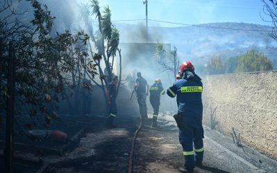 Φωτιά στην Κερατέα: Φωτογραφία δείχνει εξαντλημένους πυροσβέστες να ξαπλώνουν στο χώμα για να ξεκουραστούν 