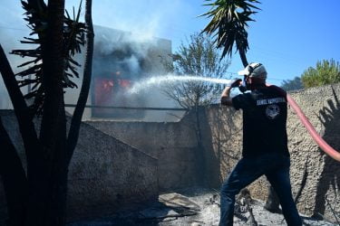 Μάχη με τις φλόγες στην Κερατέα – Πύρινα μέτωπα σε Ριτσώνα και Σταμάτα