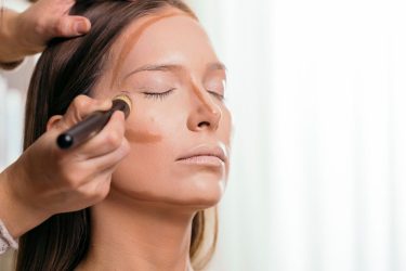 γυναίκα πρόσωπο ηλιοκαμένη επιδερμίδα bronzer