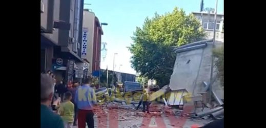 Κωνσταντινούπολη: Κατέρρευσε τετραώροφο κτίριο – Εγκλωβισμένοι πολίτες κάτω από τα συντρίμμια (ΒΙΝΤΕΟ)