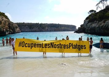 Χάος στη Μαγιόρκα: Ντόπιοι ακτιβιστές κατέλαβαν παραλία και έδιωξαν τους τουρίστες (ΒΙΝΤΕΟ)