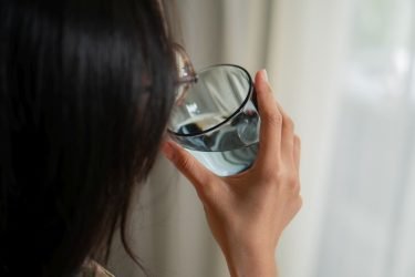Πόσο νερό πρέπει να πίνουμε σε περιόδους καύσωνα