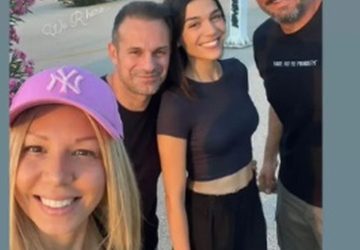 Ο Ντέμης Νικολαΐδης με την γυναίκα και την κόρη του