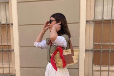 Ενας ιδανικός οδηγός για το πως να κρατήσετε μια ψάθινη τσάντα και εκτός παραλίας