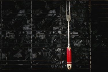 Πως καθαρίζουμε την σχάρα μας με μόνο ένα κρεμμύδι και μια πατάτα (ΒΙΝΤΕΟ)