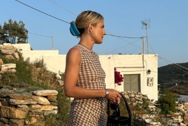 Καλοκαίρι: 3 χτενίσματα που θα σε σώσουν όταν έχει αποπνικτική ζέστη