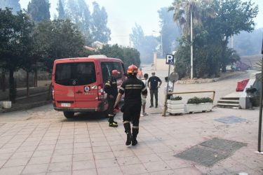 Μεγάλη φωτιά στην Πάτρα – Εκκενώθηκε το Καραμανδάνειο, κινδυνεύουν σπίτια (ΒΙΝΤΕΟ & ΦΩΤΟ)