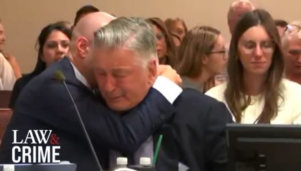 Αλεκ Μπάλντουιν: Ξέσπασε σε κλάματα στο δικαστήριο – Απορρίφθηκε η κατηγορία για δολοφονία (BINTEO)